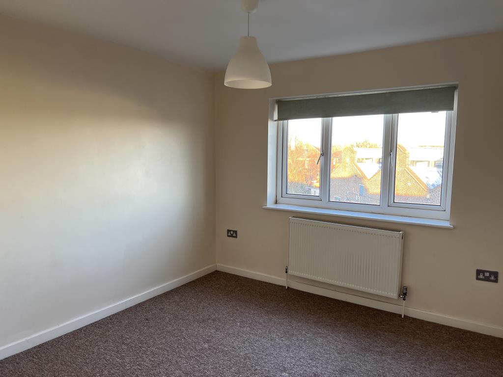 Lot: 22 - ONE-BEDROOM FLAT FOR INVESTMENT OR OCCUPATION - Magnolia walls and beige carpet with view across Southsea